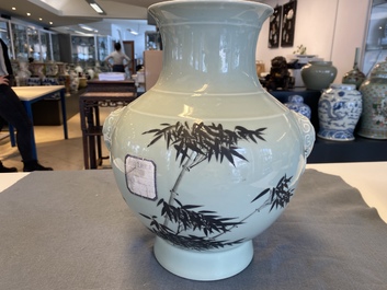 Un vase de forme 'hu' en porcelaine de Chine c&eacute;ladon &agrave; d&eacute;cor de branches de bambou, marque de Qianlong, 20&egrave;me